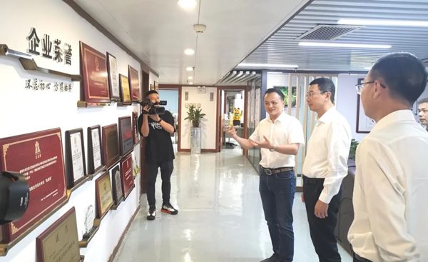 【集团快讯】肇庆市委副书记、市政府市长许晓雄率队到bg大游(中国)有限公司官网
进行考察交流